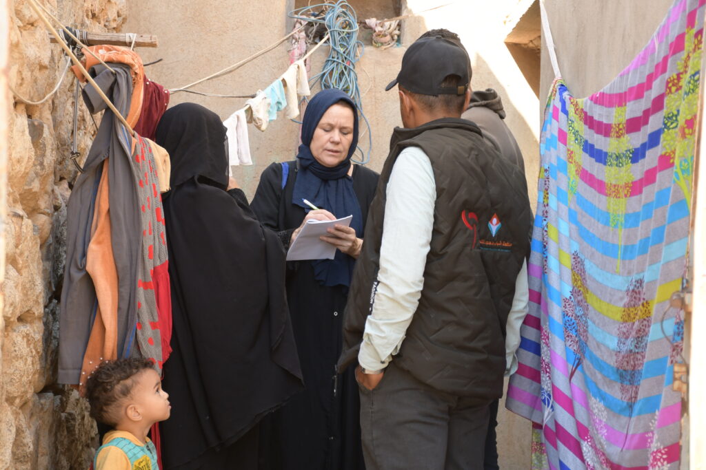Emergency aid expert Inge Leuverink, together with her Yemeni colleagues, during her visit to Yemen.