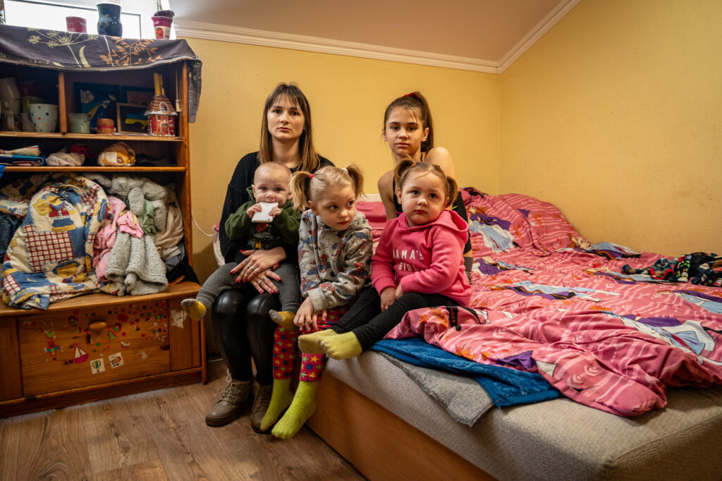 A Ukrainian displaced family at a shelter location.