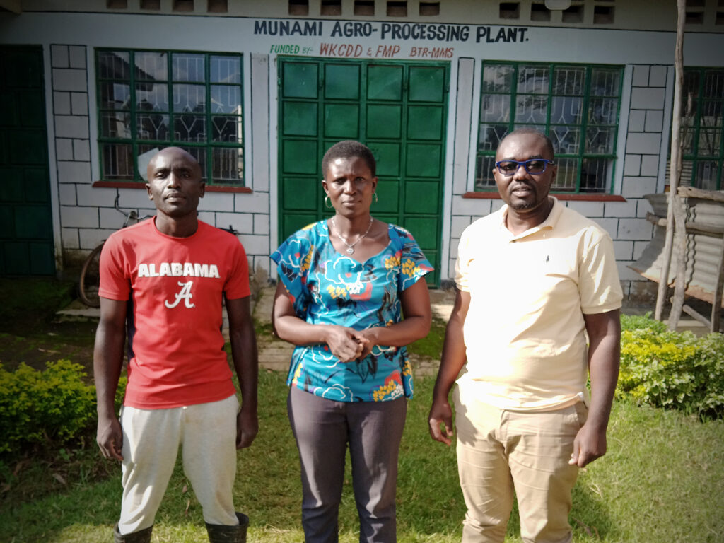 Young Kenyan farmers and Cordaid staff.